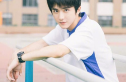 娱乐吃瓜美少女侯明昊,娱乐吃瓜界的青春偶像
