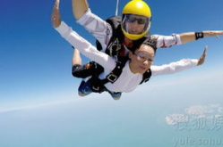 娱乐吃瓜酱跳伞视频,空中视角诠释极限运动魅力